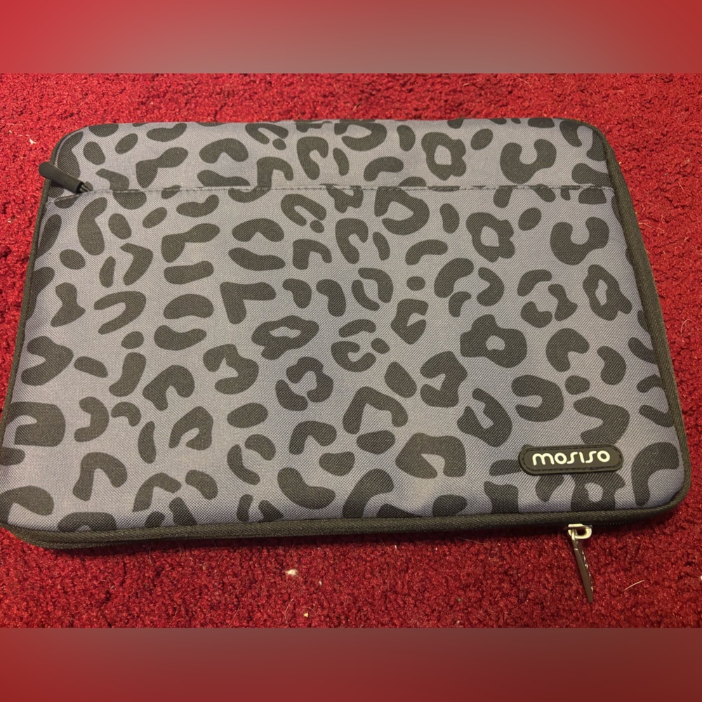 MOSISO NWOT COMPUTER CASE LAPTOP IPAD ANIMAL PRINT ZIP